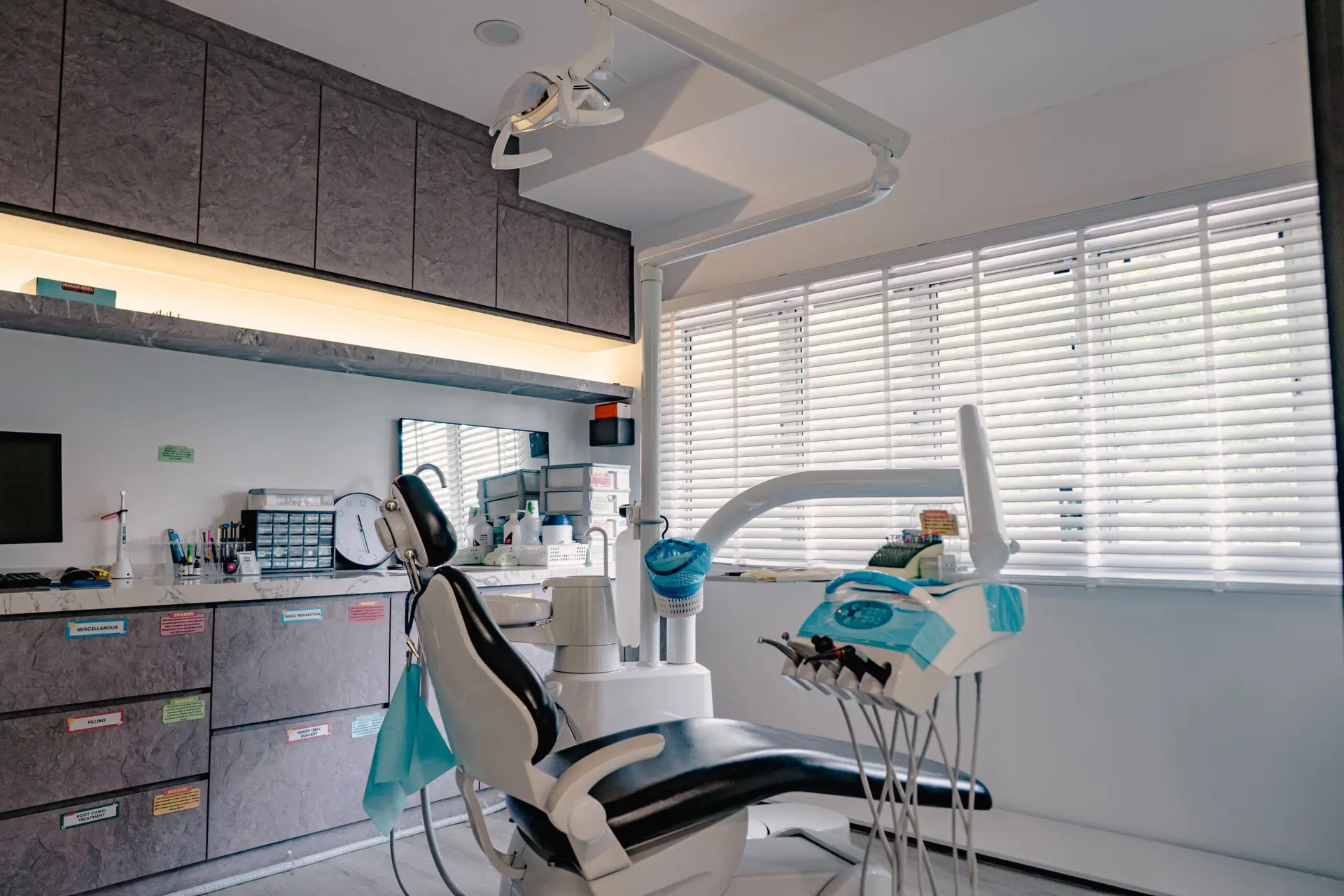 State-of-the-art dental chair and equipment at Oralis Dental, designed for precision and patient comfort.