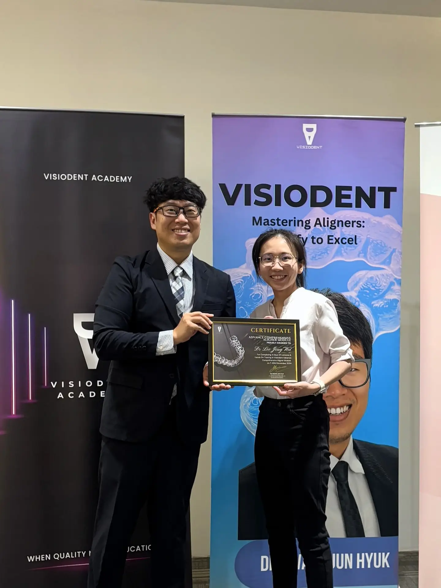 Dr Lee receiving a certificate: Advance comprehensive aligner module.
