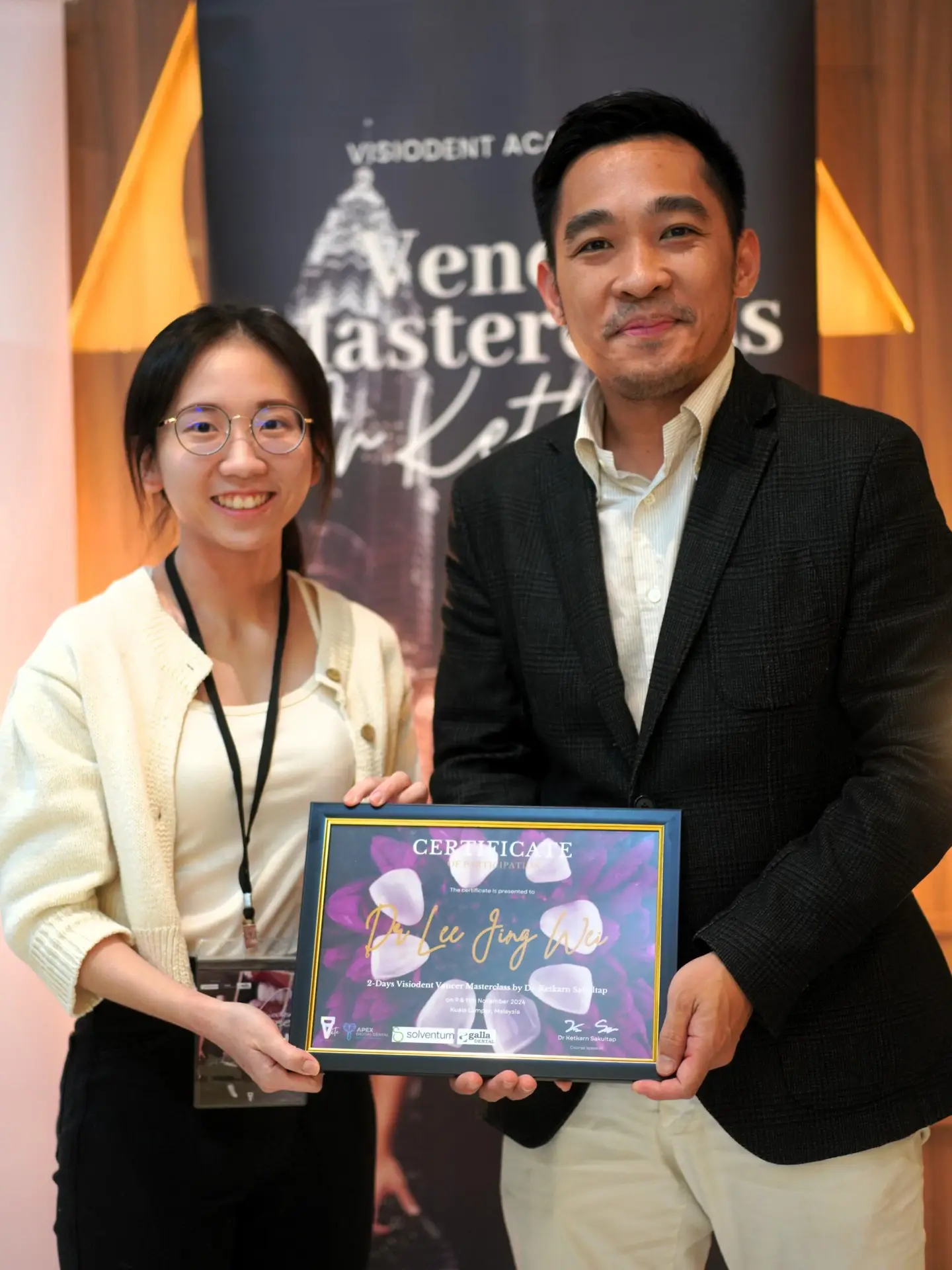 Dr Lee receiving a certificate for completing 2-Days Visiodent Veneer Masterclass by Dr Ketkarn Sakultap.